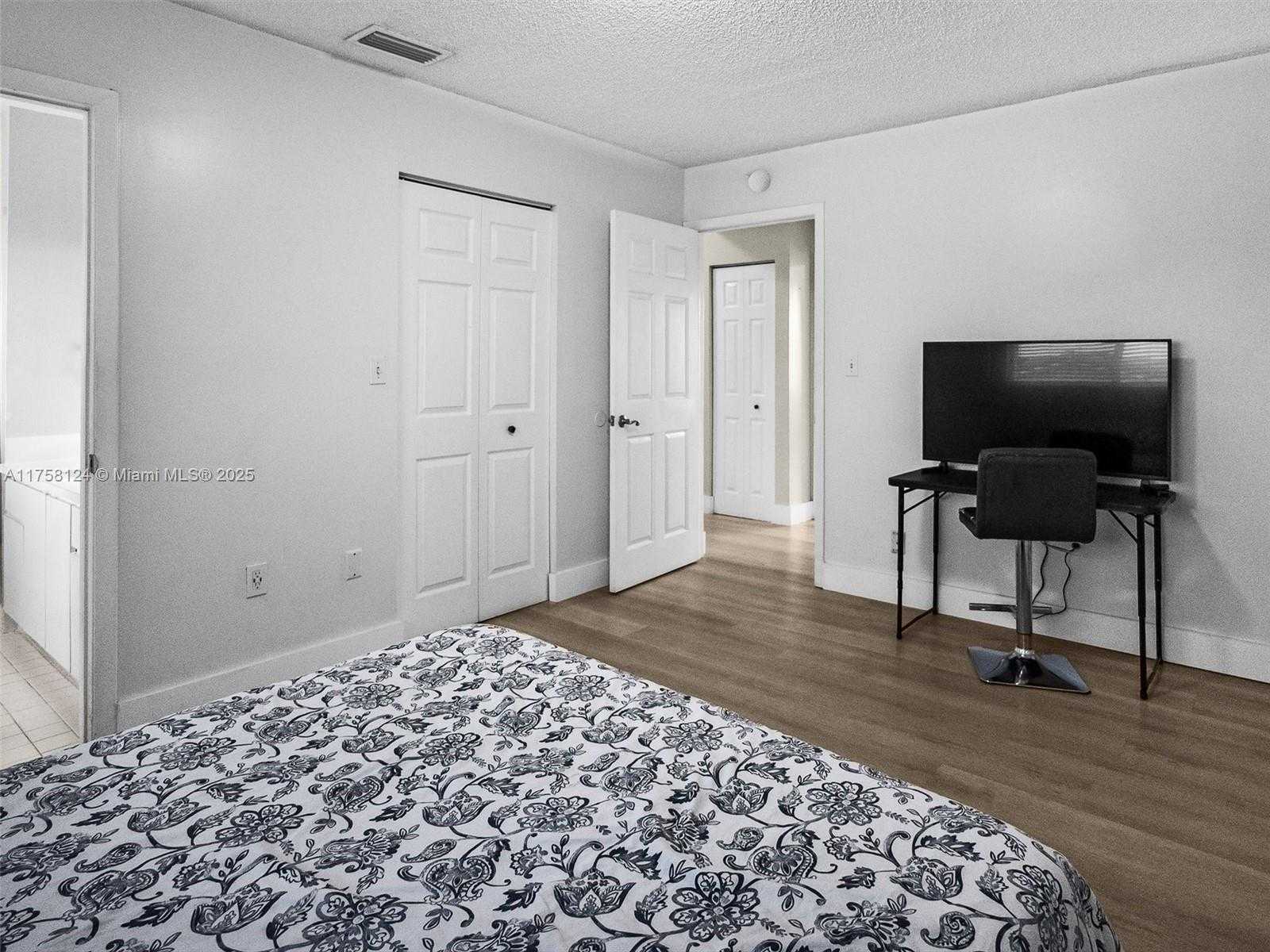 Small Image of 3375 WEST 76TH ST #211, Hialeah Number 5