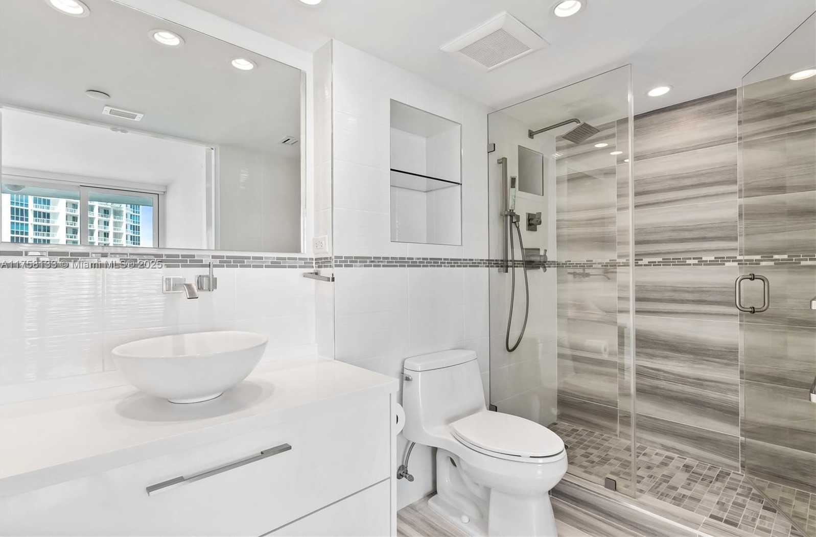 Small Image of 400 SOUTH POINTE DR #906, Miami Beach Number 13
