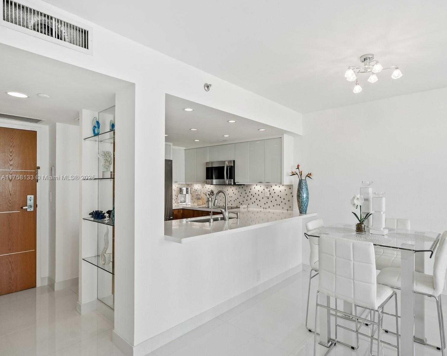 Small Image of 400 SOUTH POINTE DR #906, Miami Beach Number 16