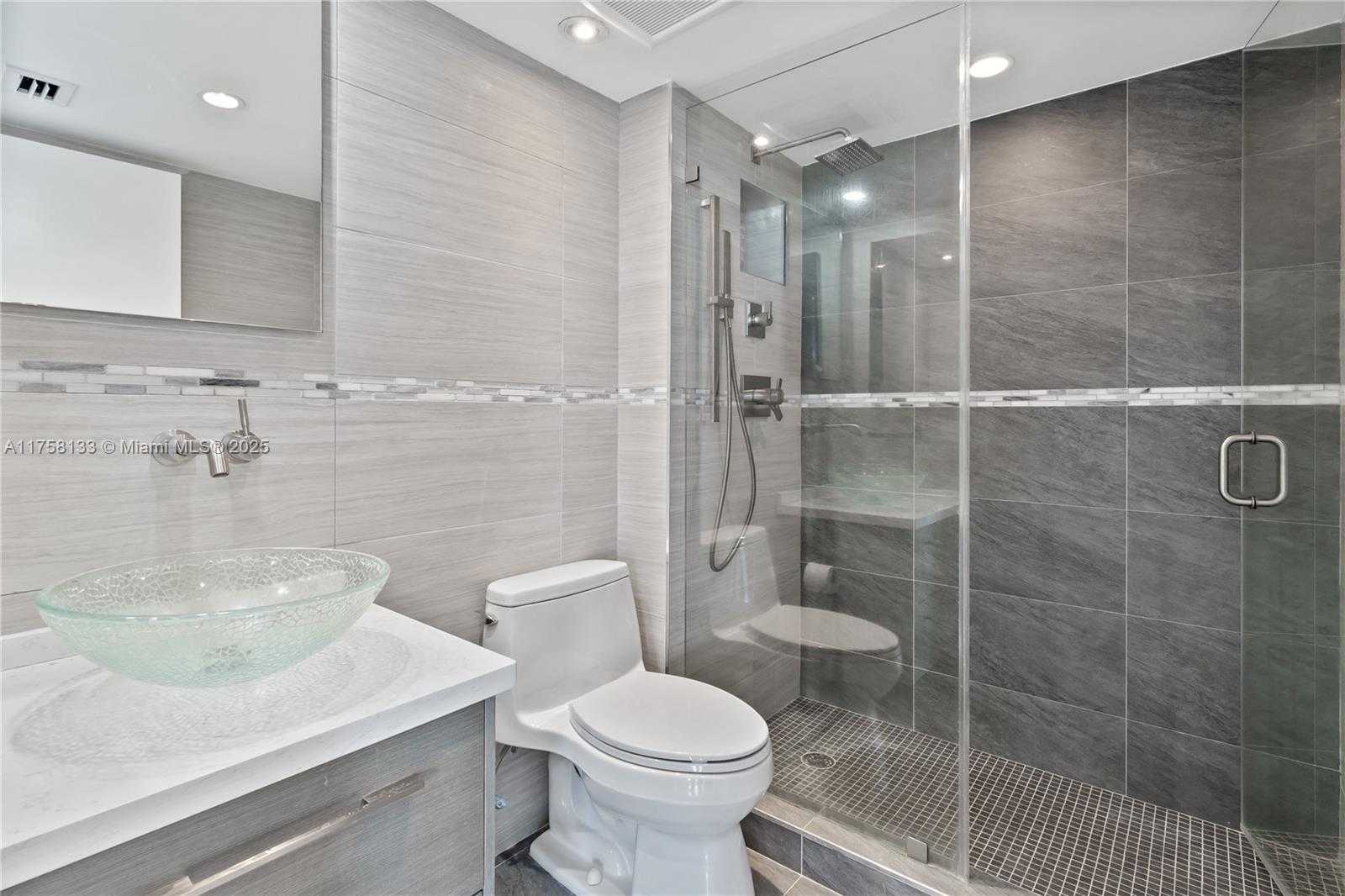 Small Image of 400 SOUTH POINTE DR #906, Miami Beach Number 20