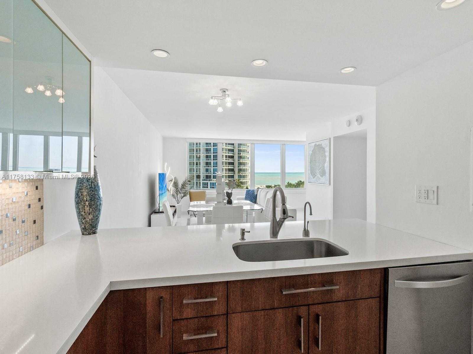Small Image of 400 SOUTH POINTE DR #906, Miami Beach Number 6