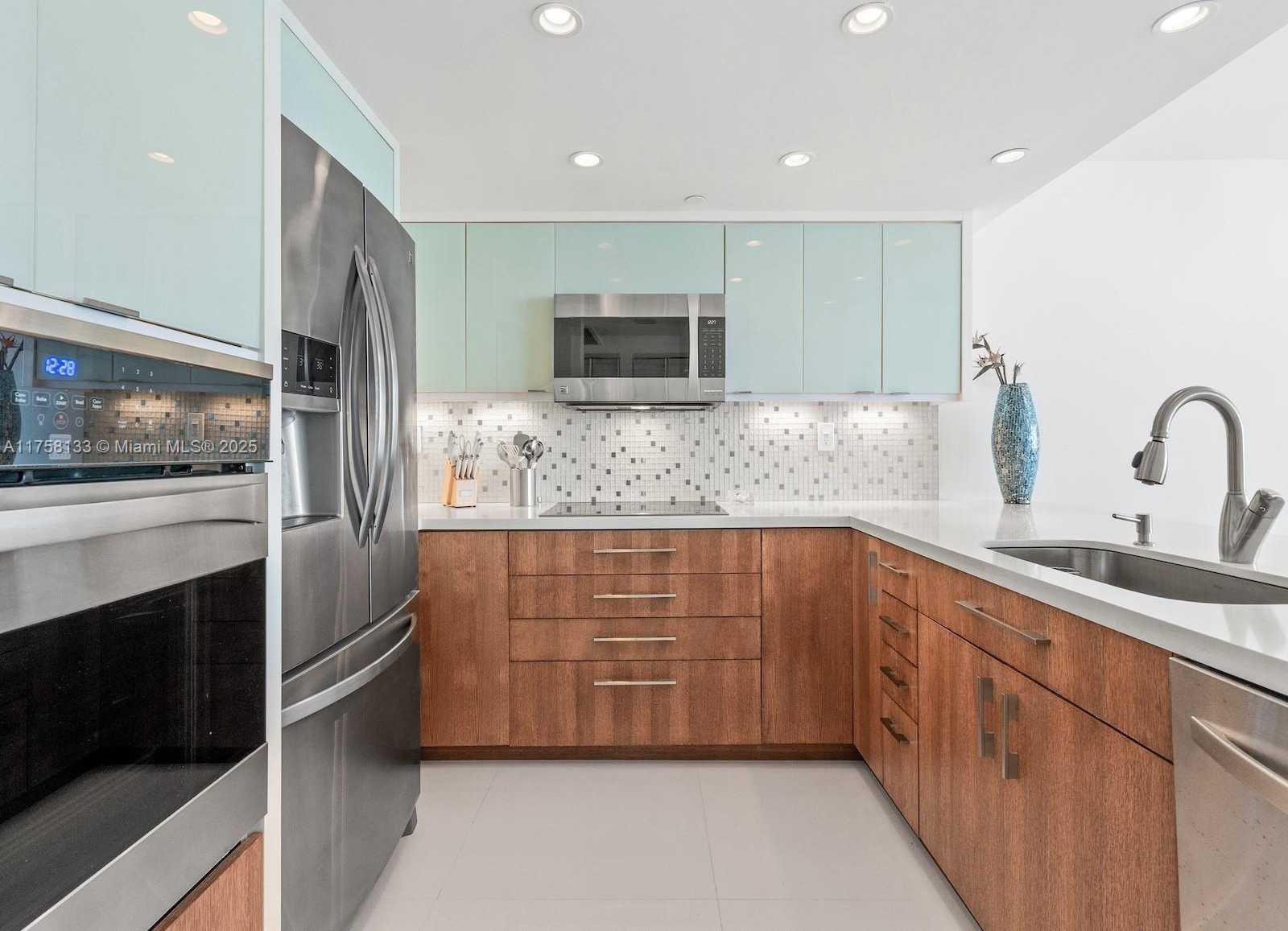 Small Image of 400 SOUTH POINTE DR #906, Miami Beach Number 7