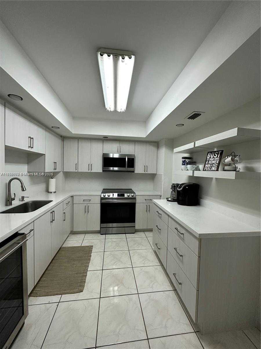Small Image of 5825 #11E, Miami Beach Number 14