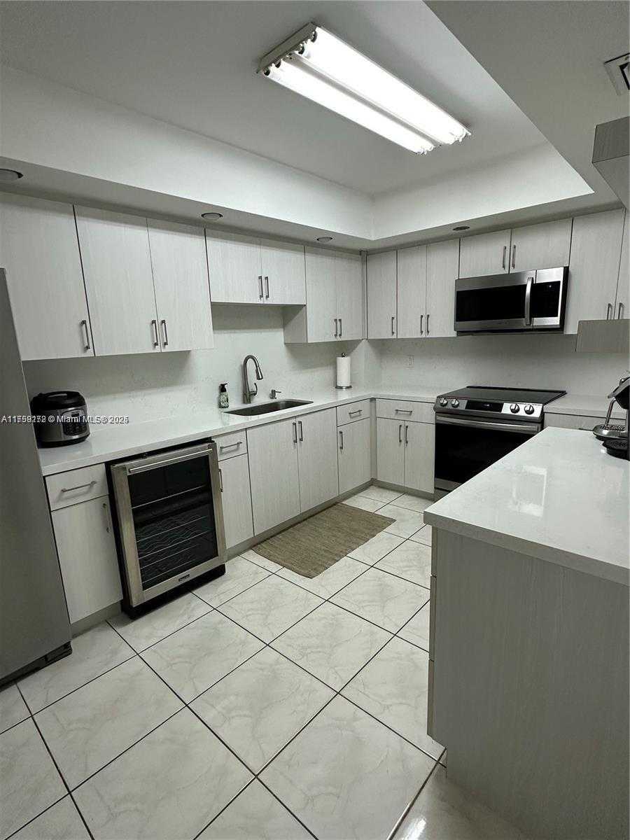 Small Image of 5825 #11E, Miami Beach Number 15