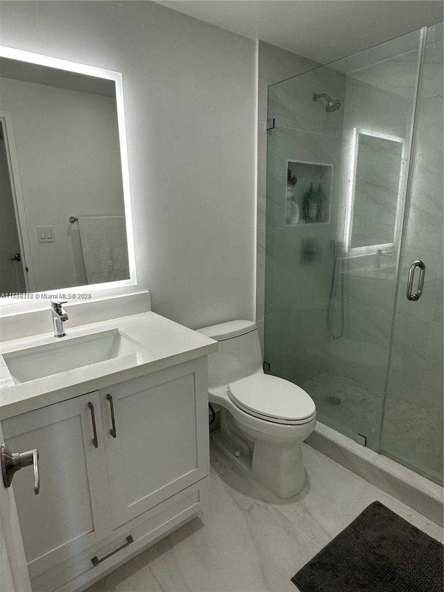 Small Image of 5825 #11E, Miami Beach Number 17