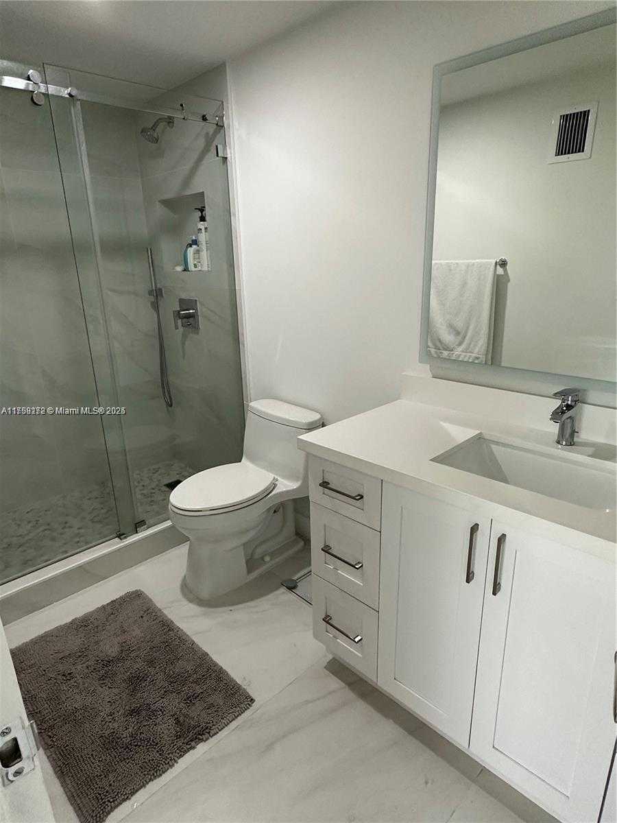 Small Image of 5825 #11E, Miami Beach Number 18