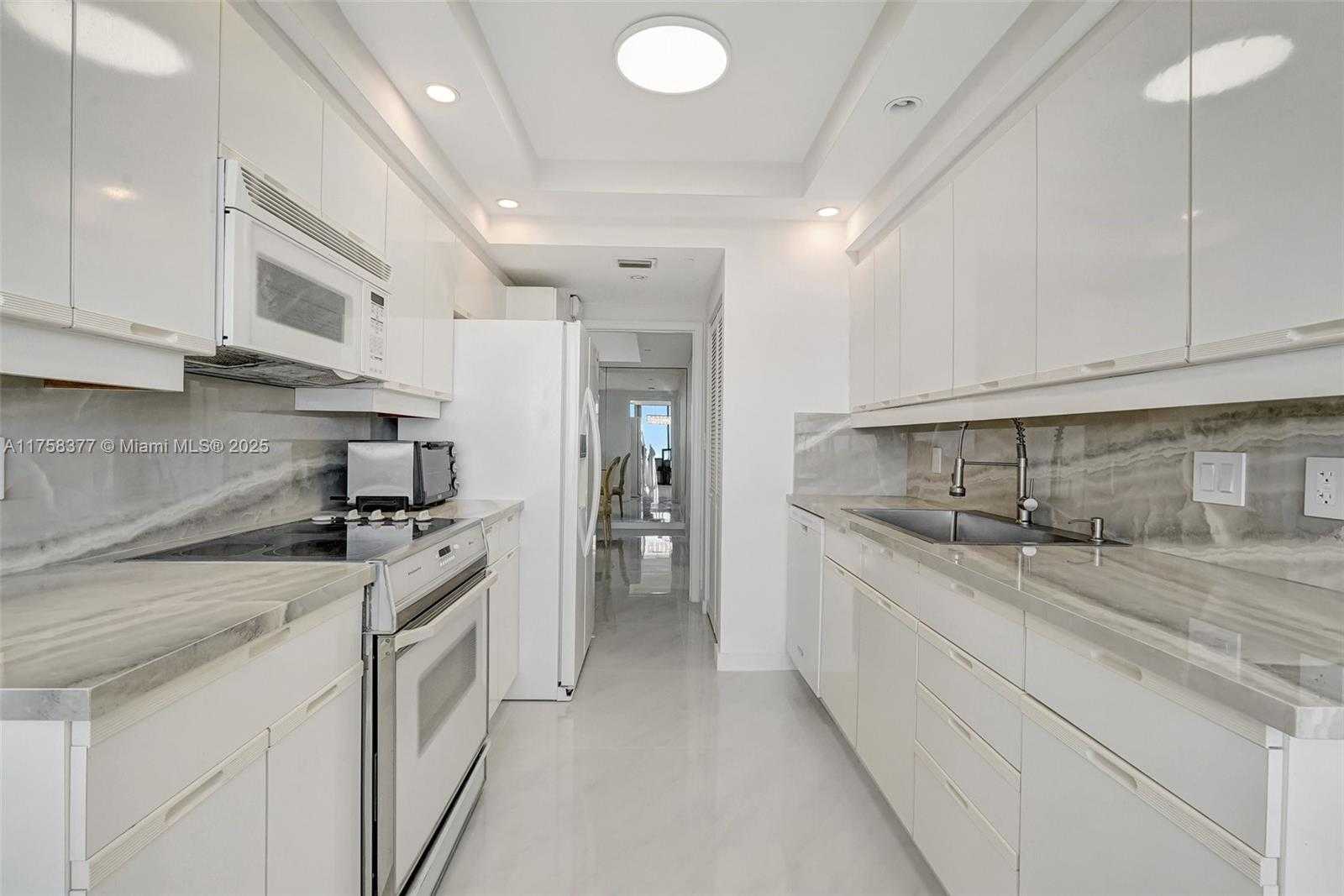 Small Image of 2000 ISLAND BLVD #1603, Aventura Number 18