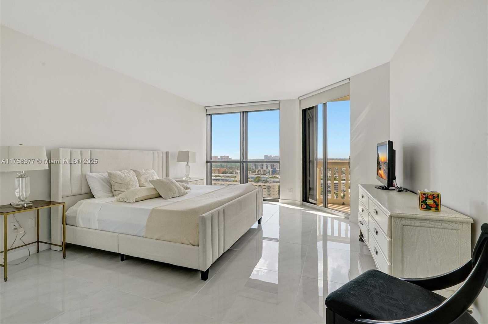 Small Image of 2000 ISLAND BLVD #1603, Aventura Number 26