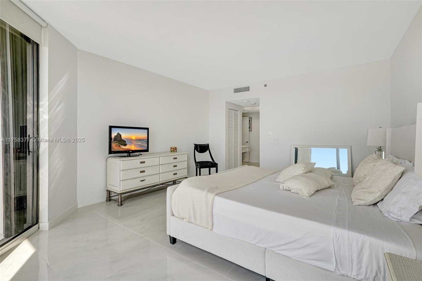 Small Image of 2000 ISLAND BLVD #1603, Aventura Number 28