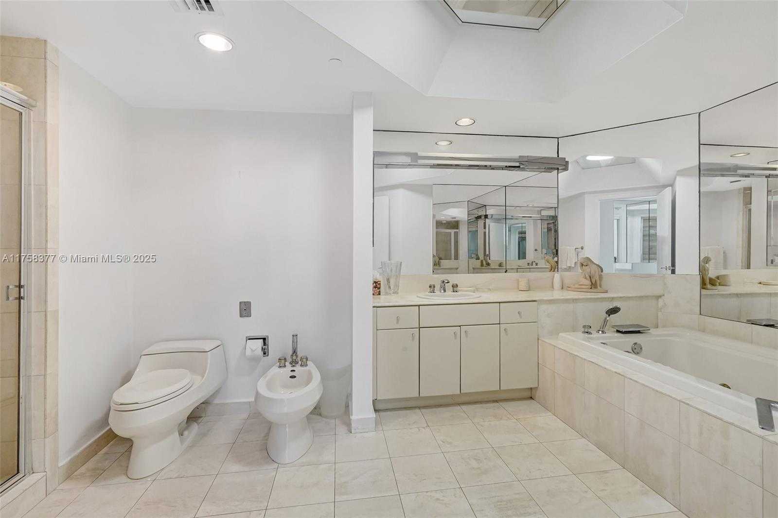 Small Image of 2000 ISLAND BLVD #1603, Aventura Number 31