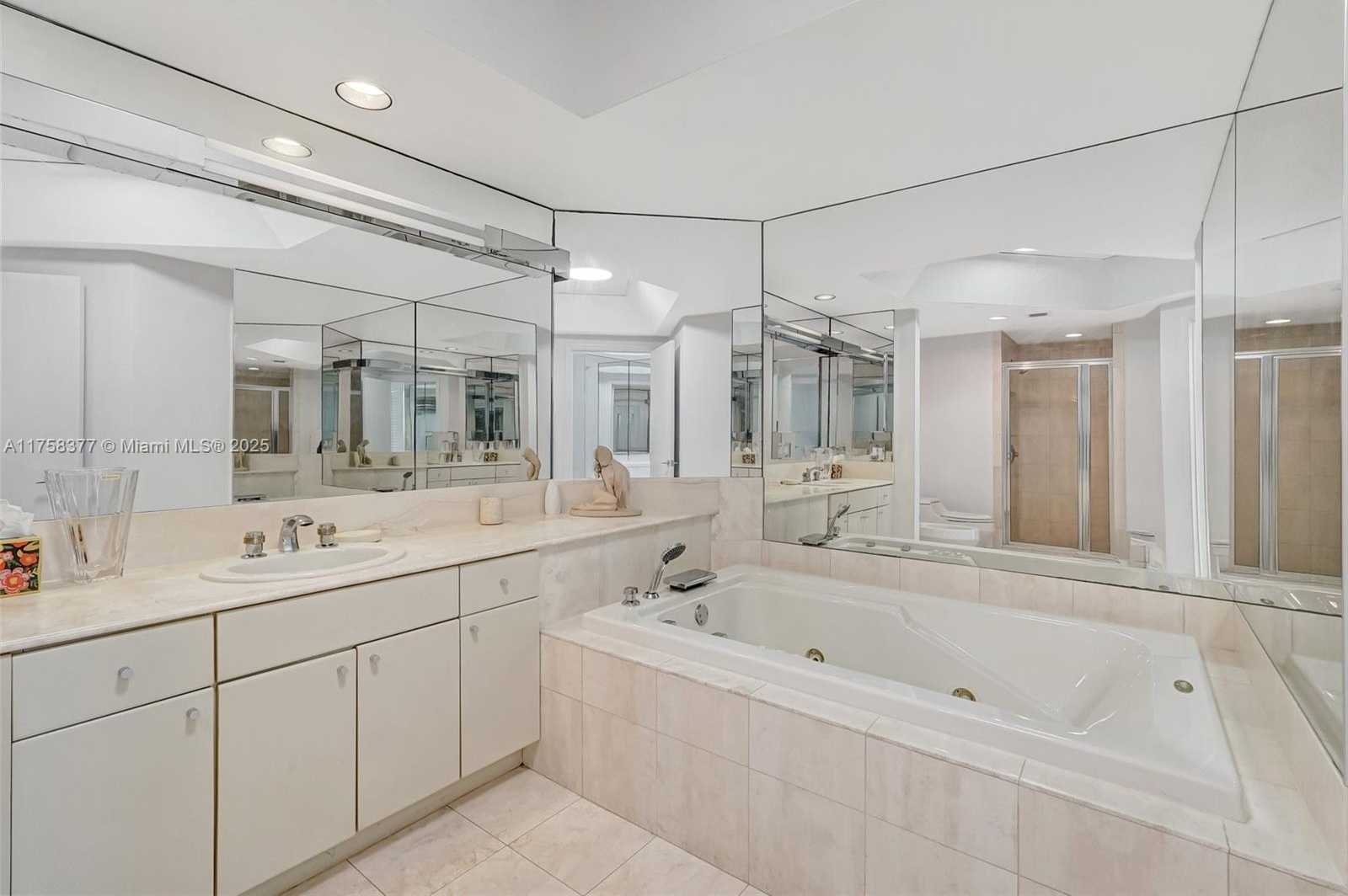 Small Image of 2000 ISLAND BLVD #1603, Aventura Number 32