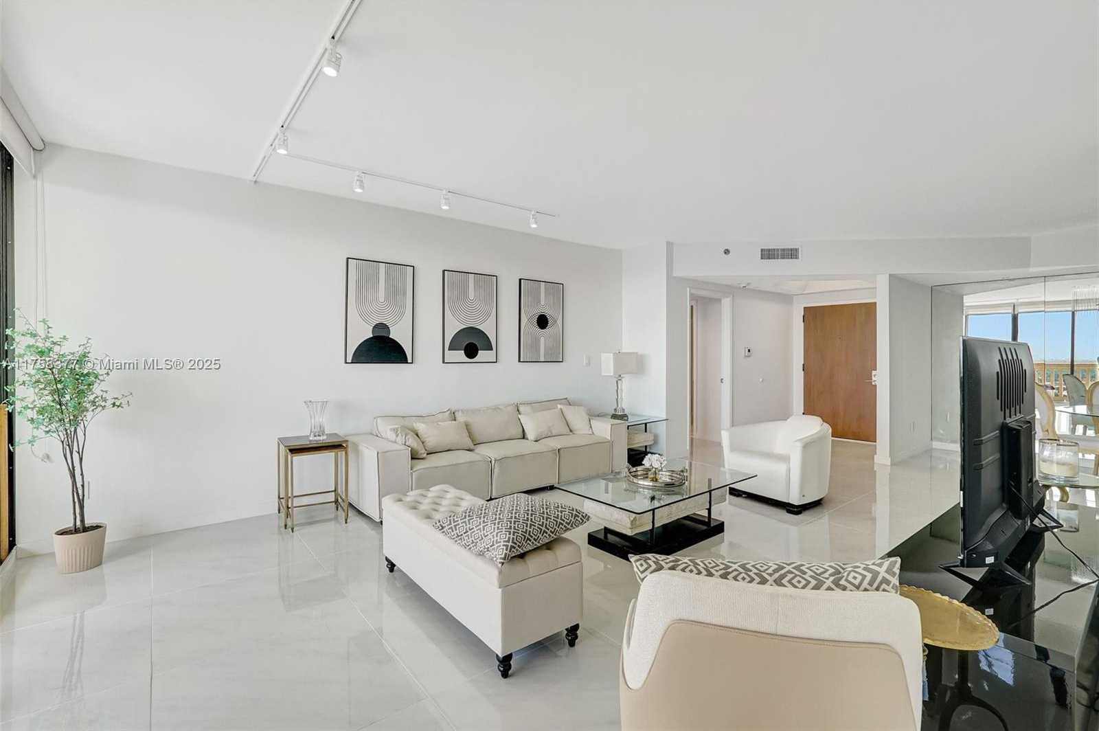 Small Image of 2000 ISLAND BLVD #1603, Aventura Number 4