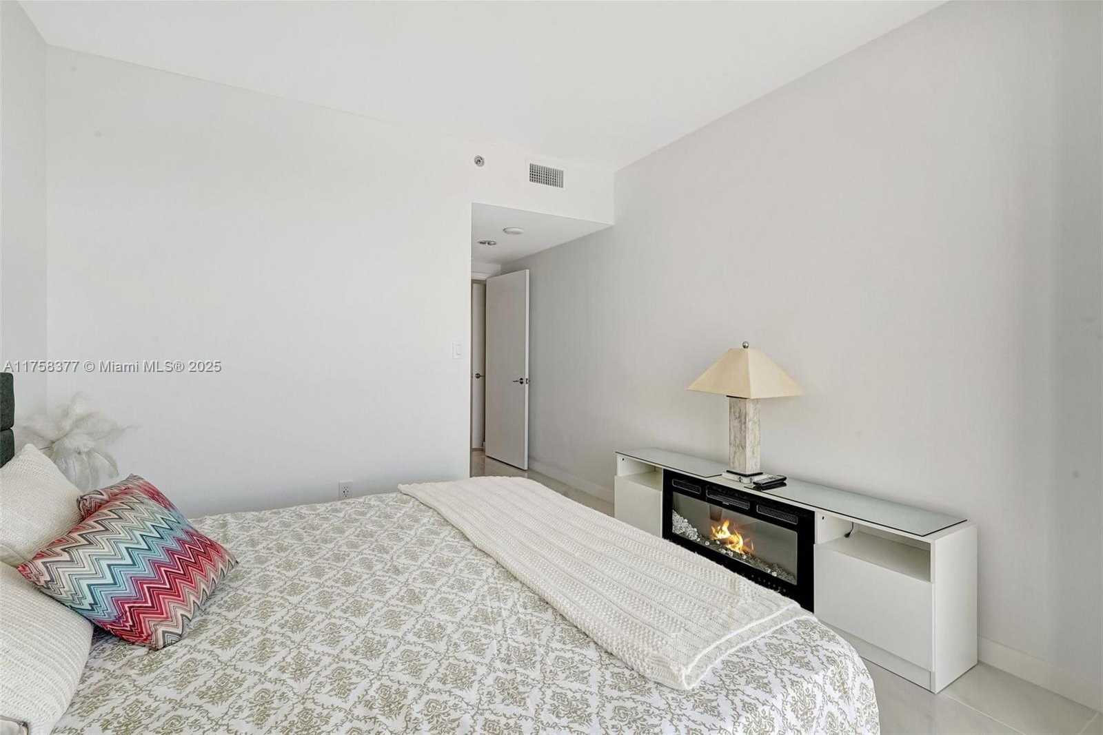 Small Image of 2000 ISLAND BLVD #1603, Aventura Number 41