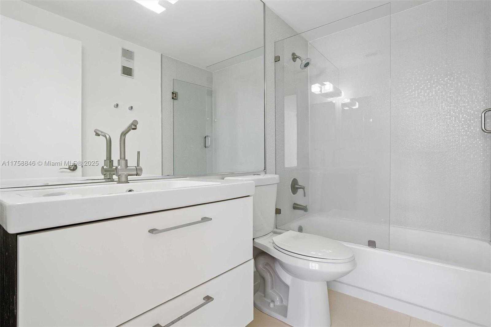 Small Image of 770 CLAUGHTON ISLAND DR #PH-18, Miami Number 11
