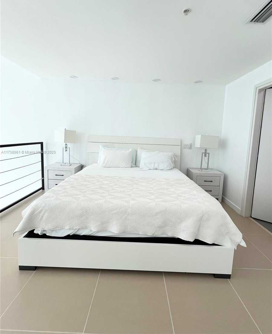 Small Image of 300 SOUTH BISCAYNE BLVD #L-814, Miami Number 7