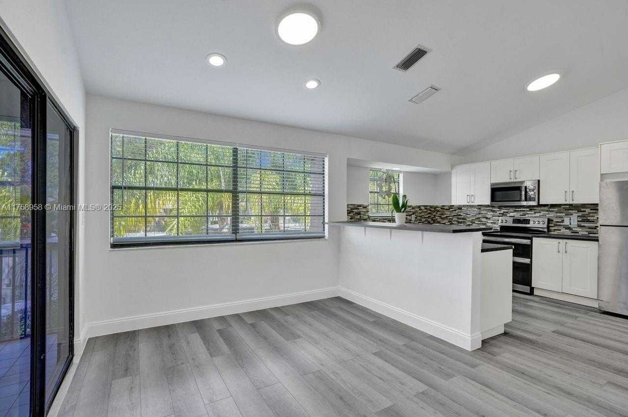 Small Image of 1627 CYPRESS POINTE DR #2-1, Coral Springs Number 10