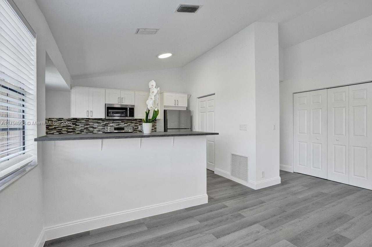 Small Image of 1627 CYPRESS POINTE DR #2-1, Coral Springs Number 12