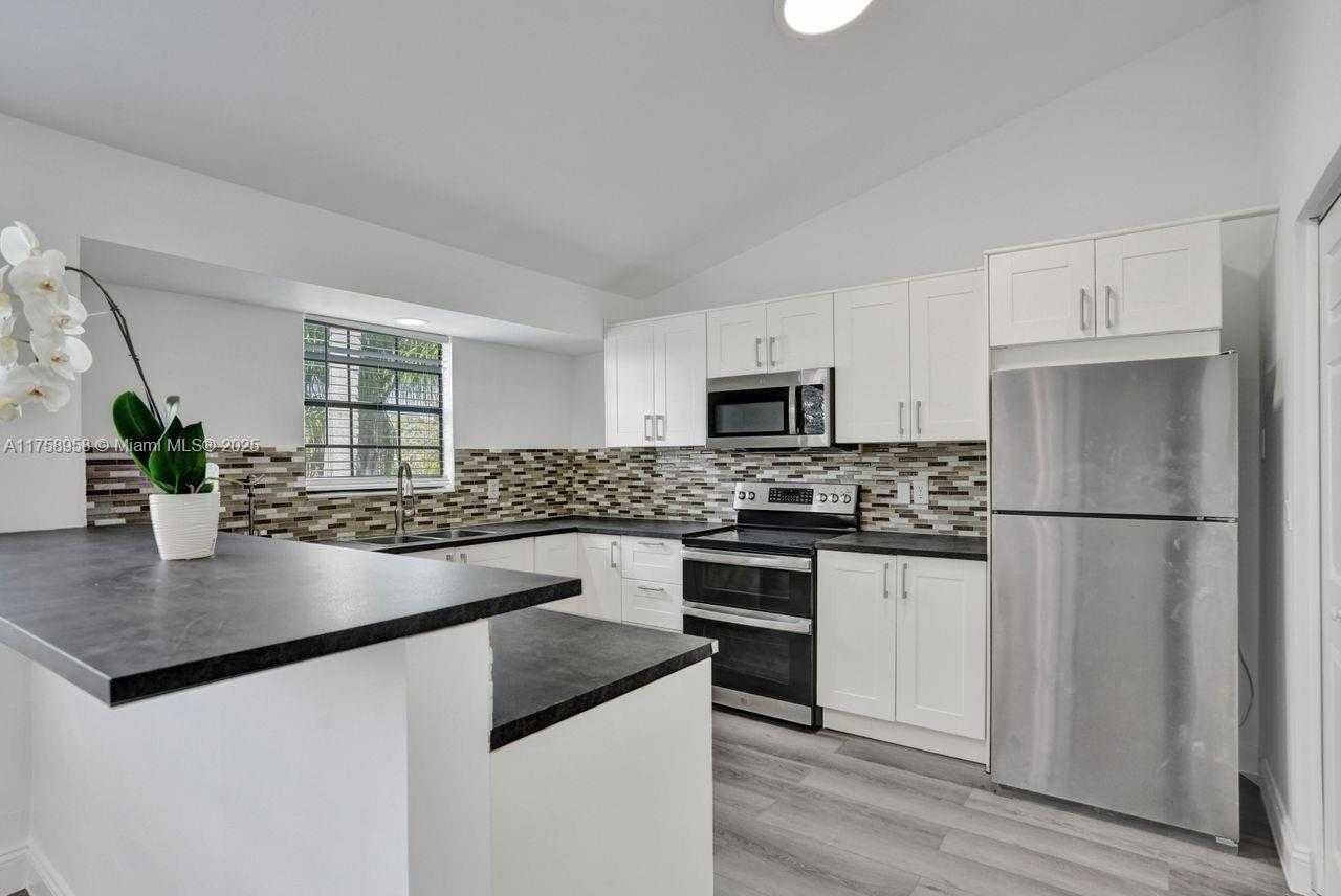 Small Image of 1627 CYPRESS POINTE DR #2-1, Coral Springs Number 6