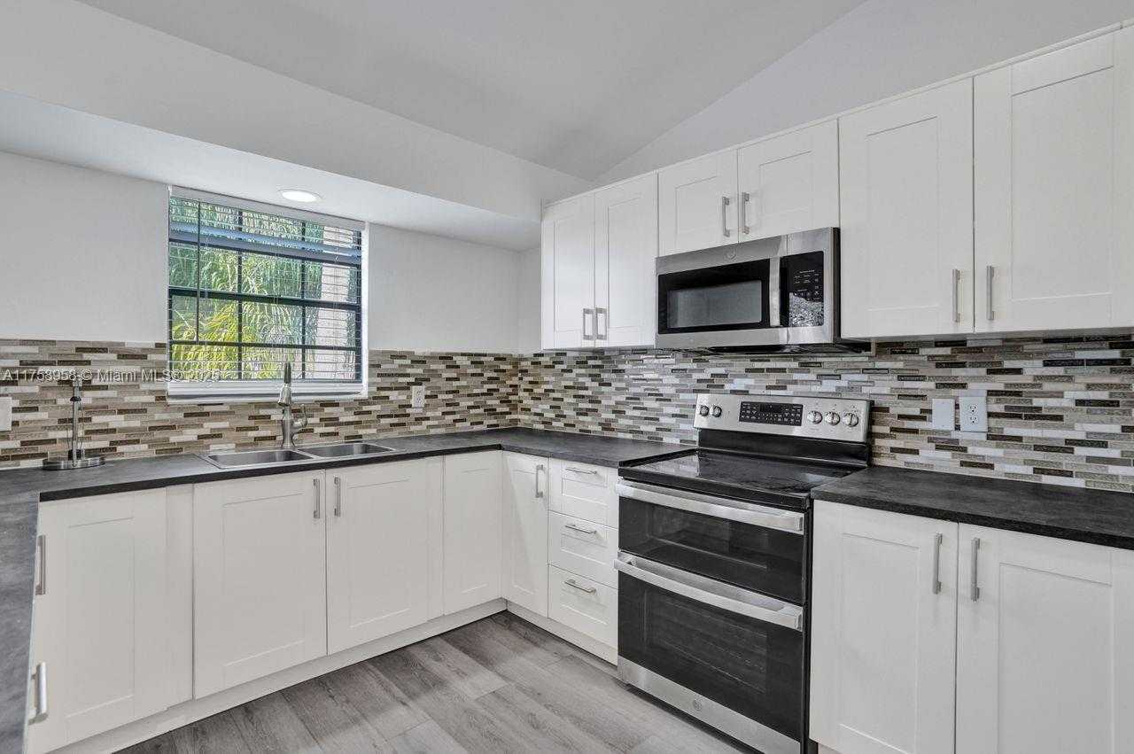 Small Image of 1627 CYPRESS POINTE DR #2-1, Coral Springs Number 7