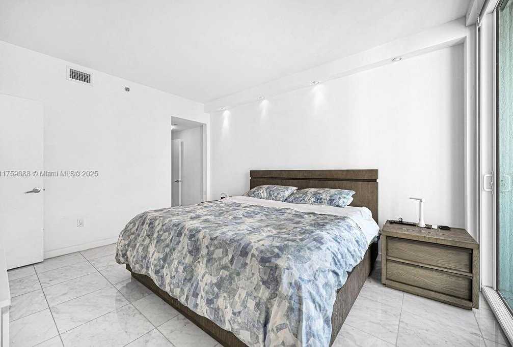 Small Image of 950 BRICKELL BAY DR #3605, Miami Number 29