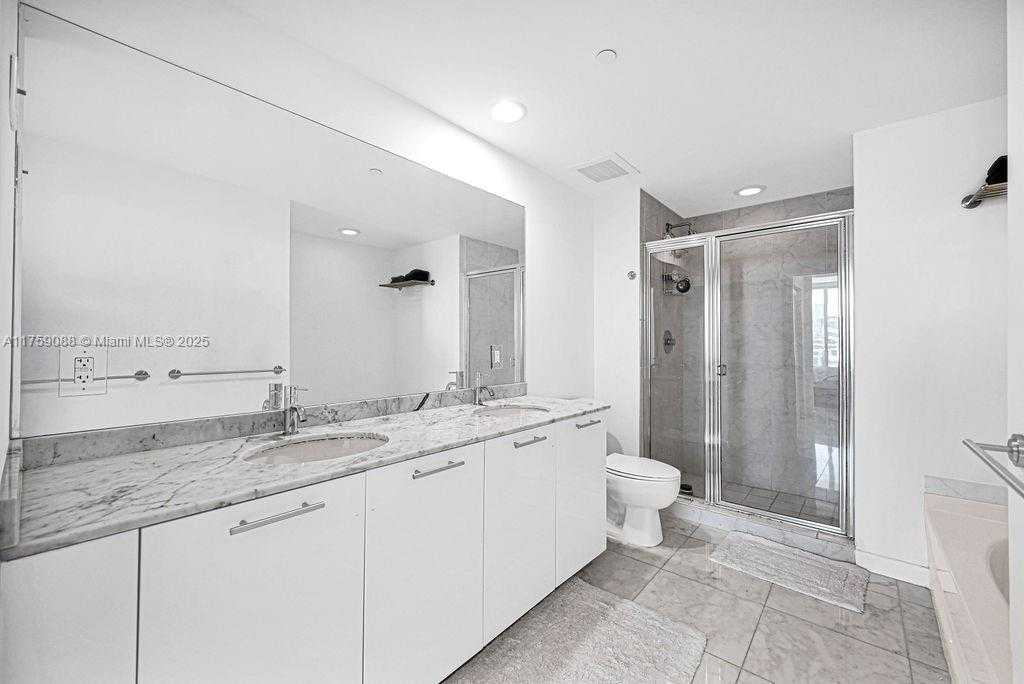 Small Image of 950 BRICKELL BAY DR #3605, Miami Number 32