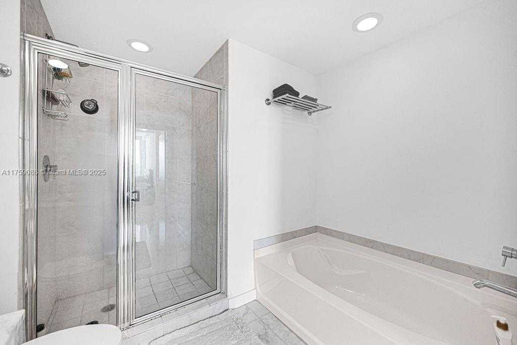 Small Image of 950 BRICKELL BAY DR #3605, Miami Number 38