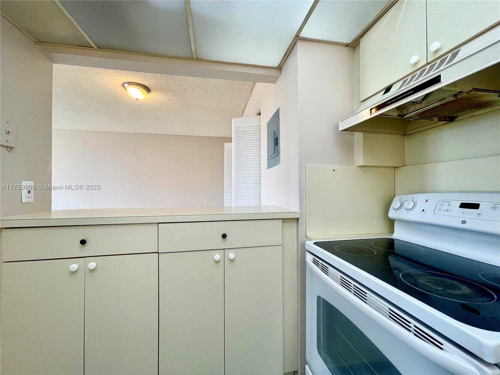 Small Image of 8850 FONTAINEBLEAU BLVD #404, Miami Number 10