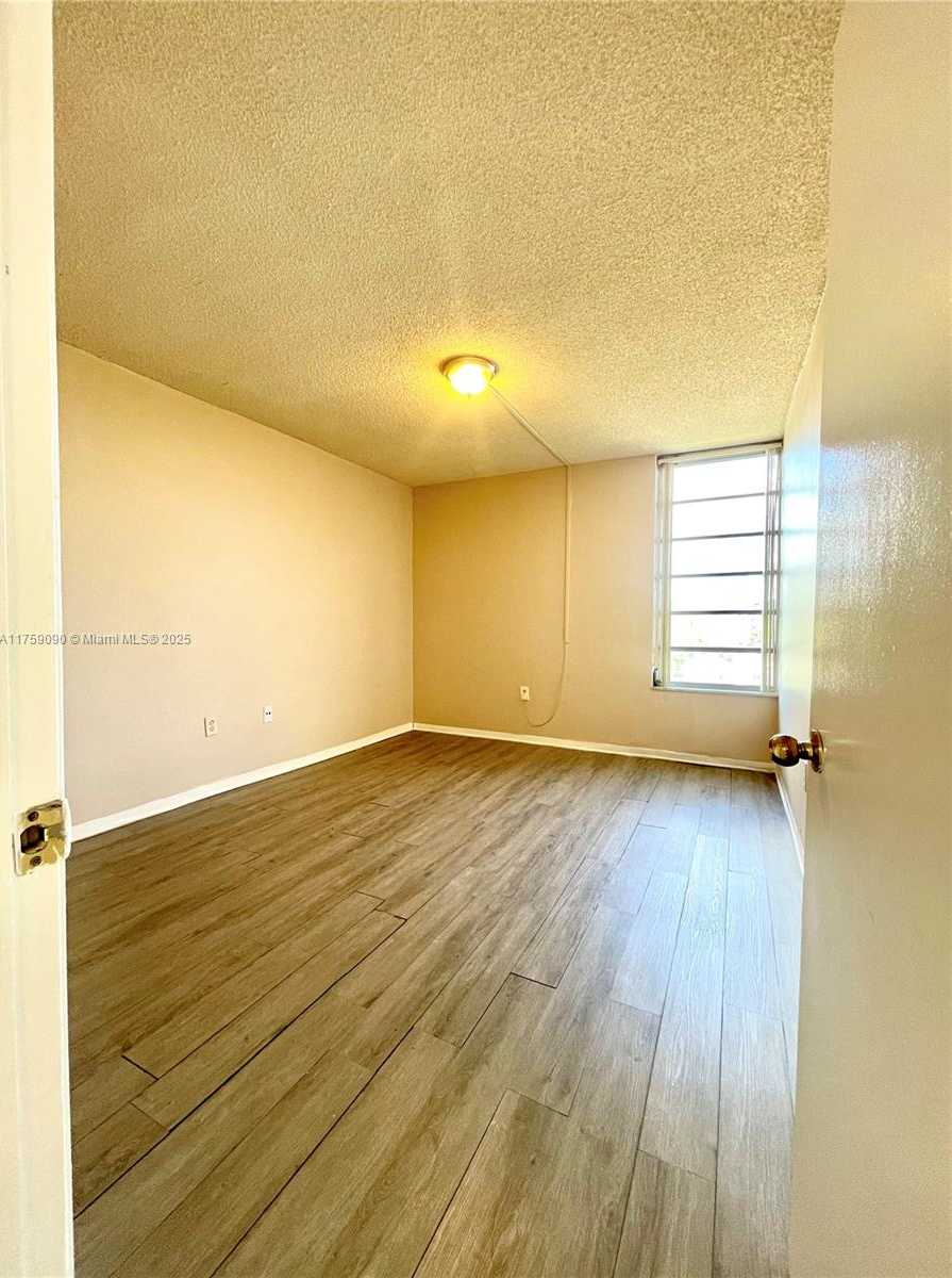 Small Image of 8850 FONTAINEBLEAU BLVD #404, Miami Number 16