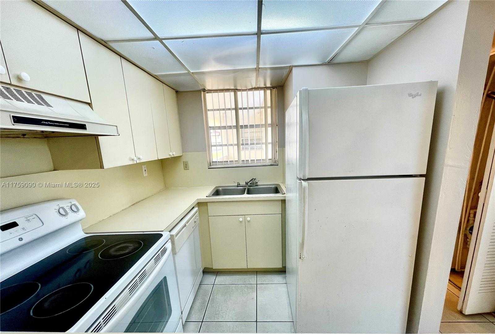 Small Image of 8850 FONTAINEBLEAU BLVD #404, Miami Number 9