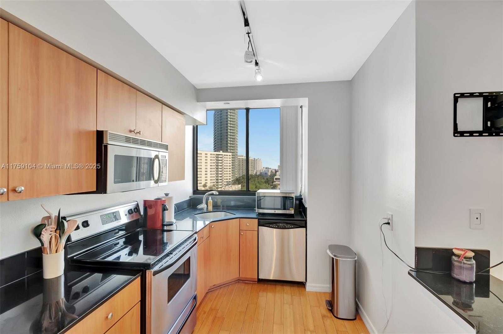 Small Image of 1330 WEST AVE #909, Miami Beach Number 3