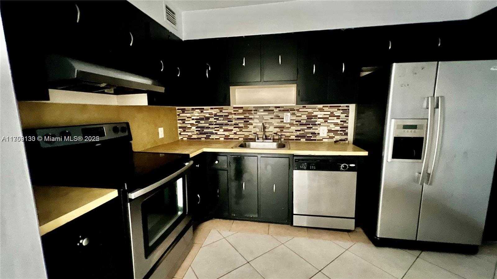 Small Image of 100 BAYVIEW DR #607, Sunny Isles Beach Number 4
