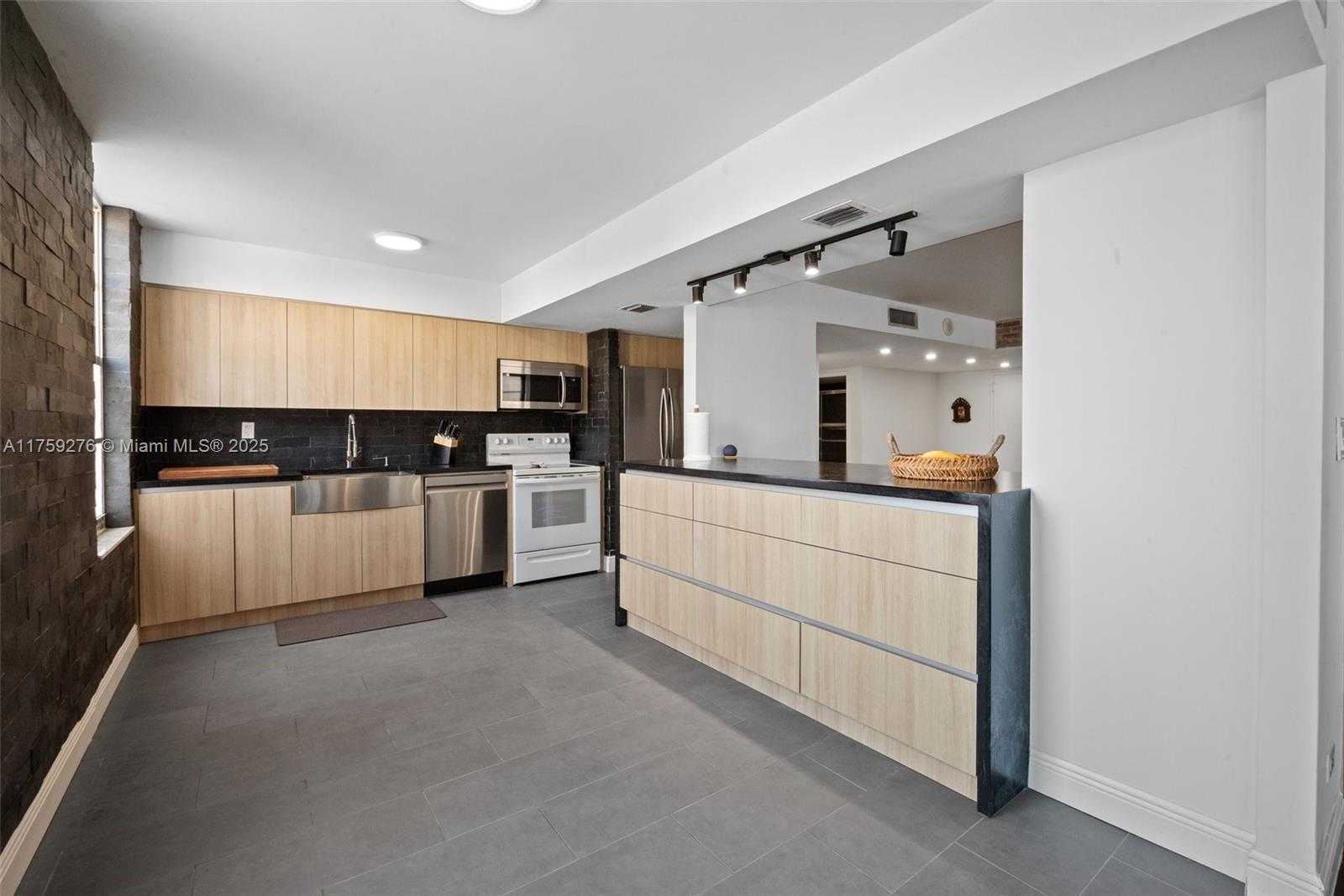 Small Image of 231 174TH ST #M18, Sunny Isles Beach Number 10
