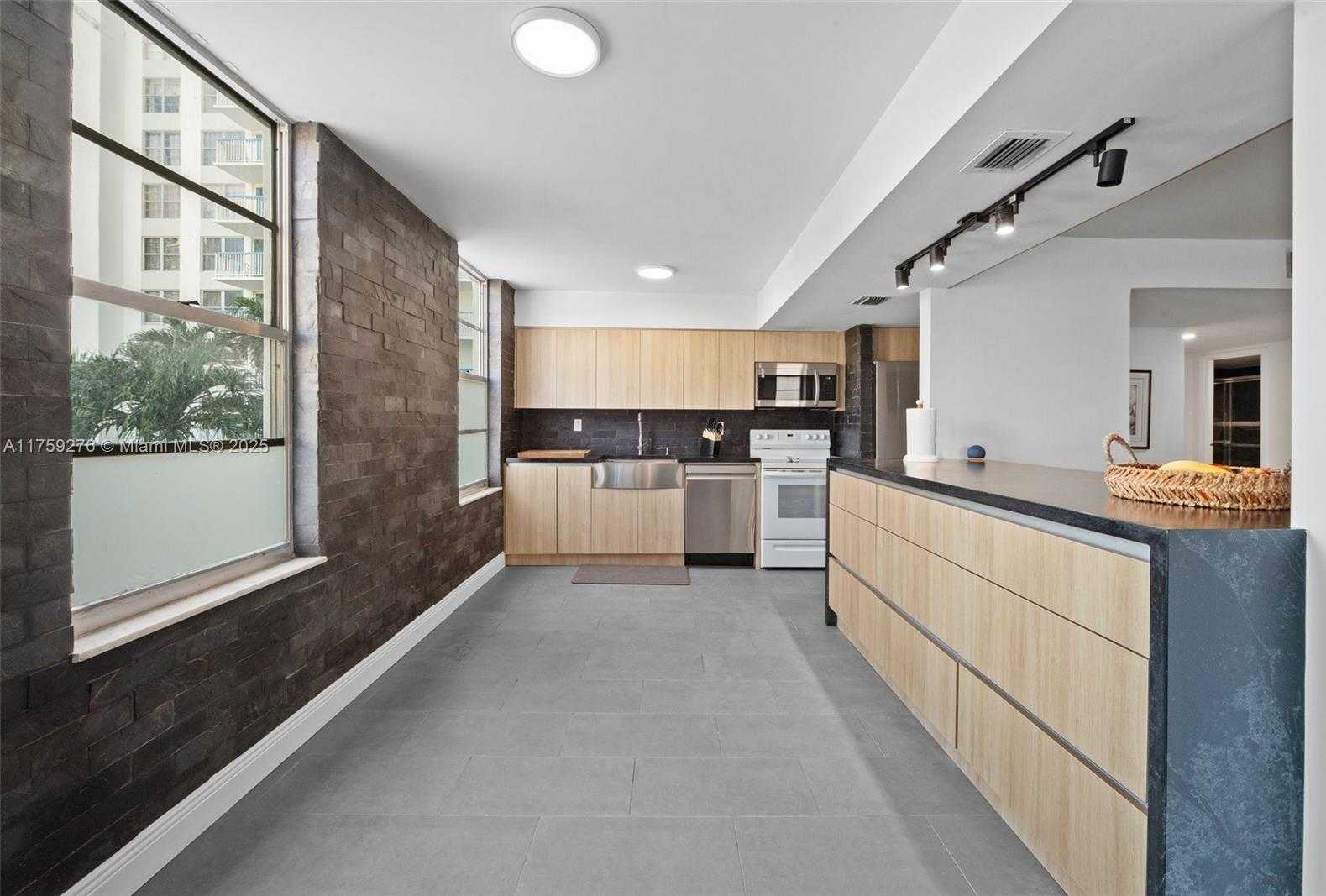 Small Image of 231 174TH ST #M18, Sunny Isles Beach Number 11