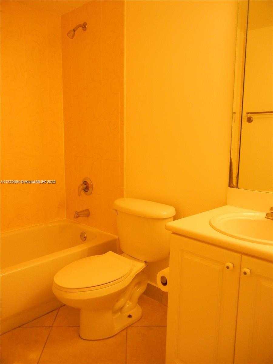 Small Image of 1455 NORTH TREASURE DR #4O, North Bay Village Number 3