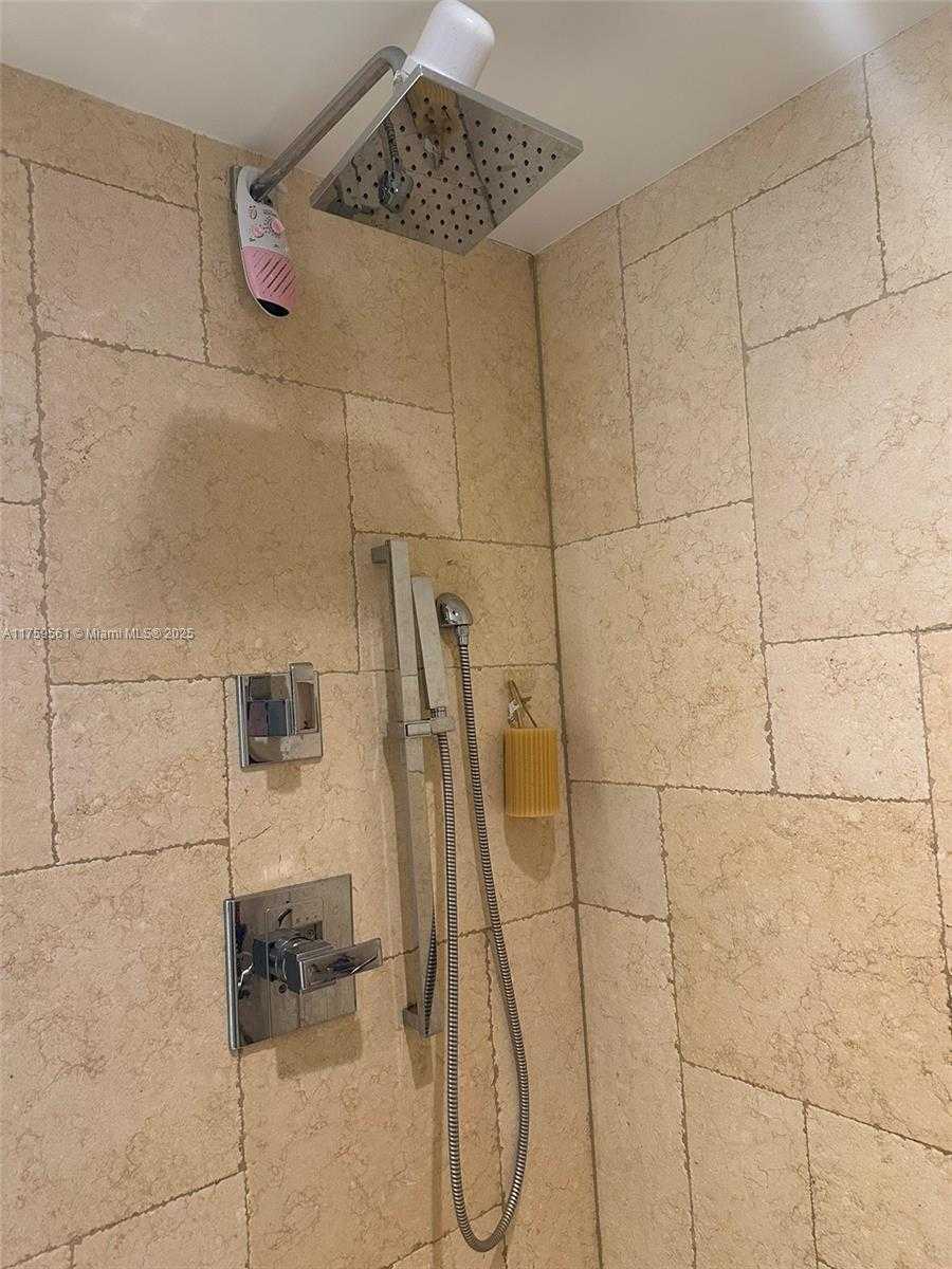 Small Image of 3610 YACHT CLUB DR #1510, Aventura Number 41