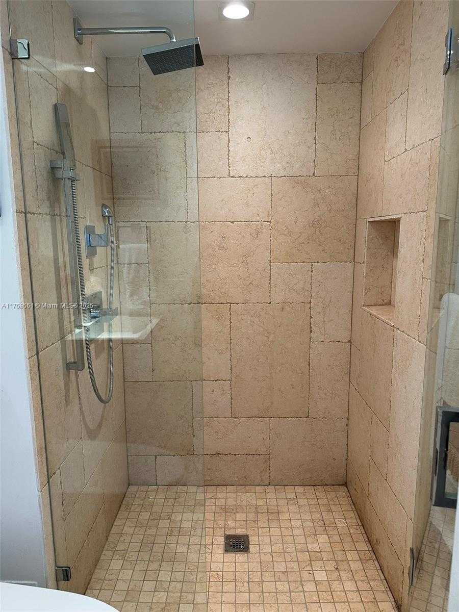 Small Image of 3610 YACHT CLUB DR #1510, Aventura Number 43