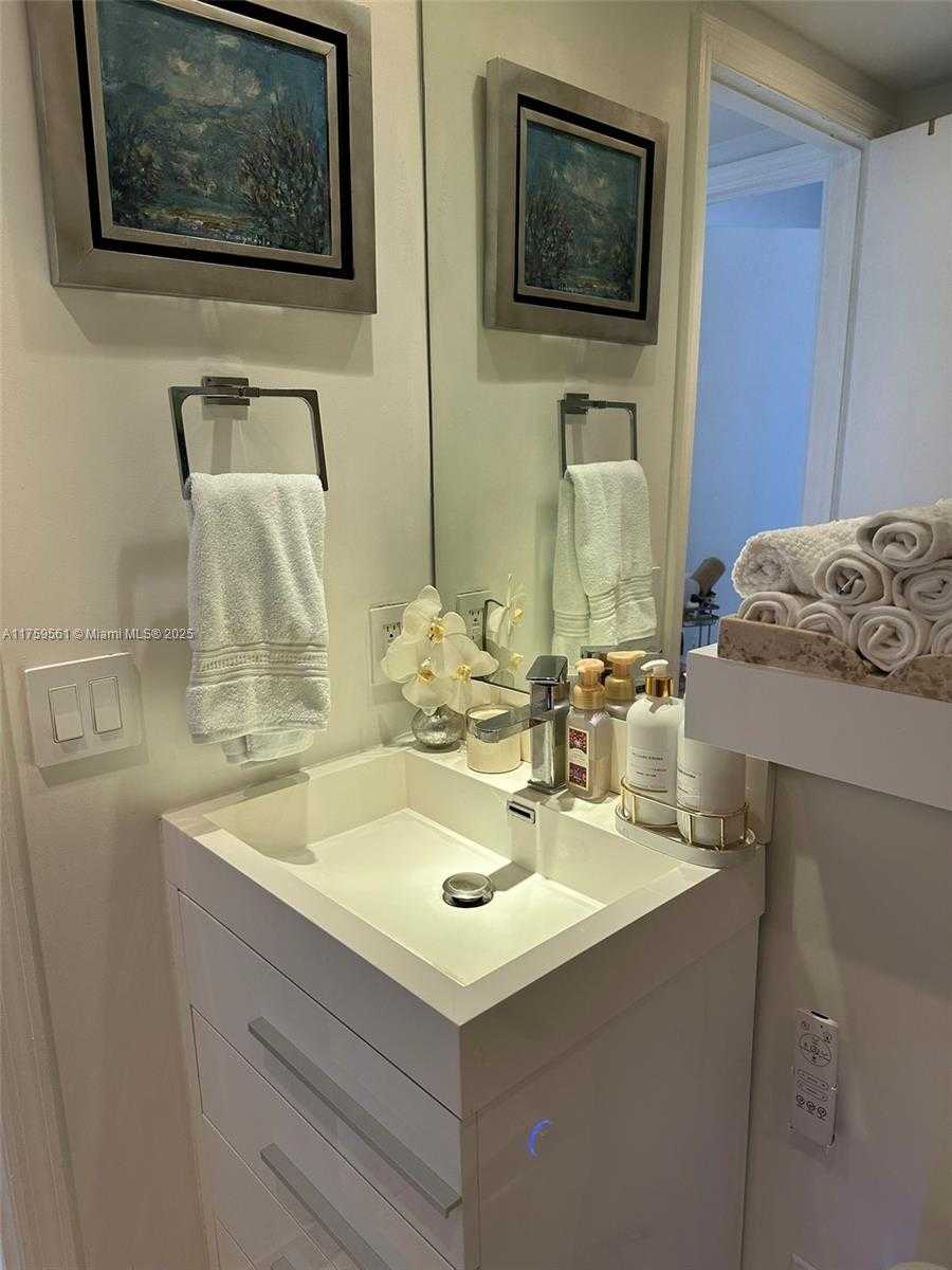 Small Image of 3610 YACHT CLUB DR #1510, Aventura Number 44