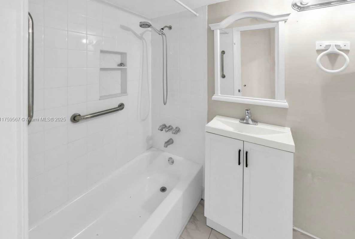 Small Image of 18801 NORTH EAST 2ND AVE #1006, Miami Number 5