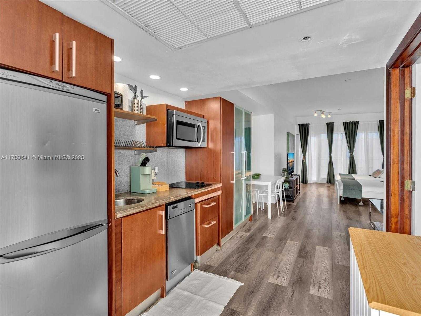 Small Image of 1052 OCEAN DR #C203, Miami Beach Number 5