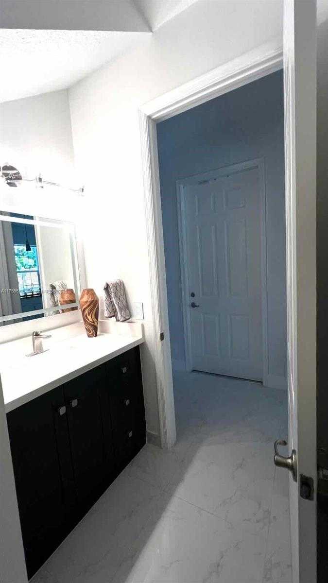 Small Image of 6923 JULIA GARDENS DR, Coconut Creek Number 30