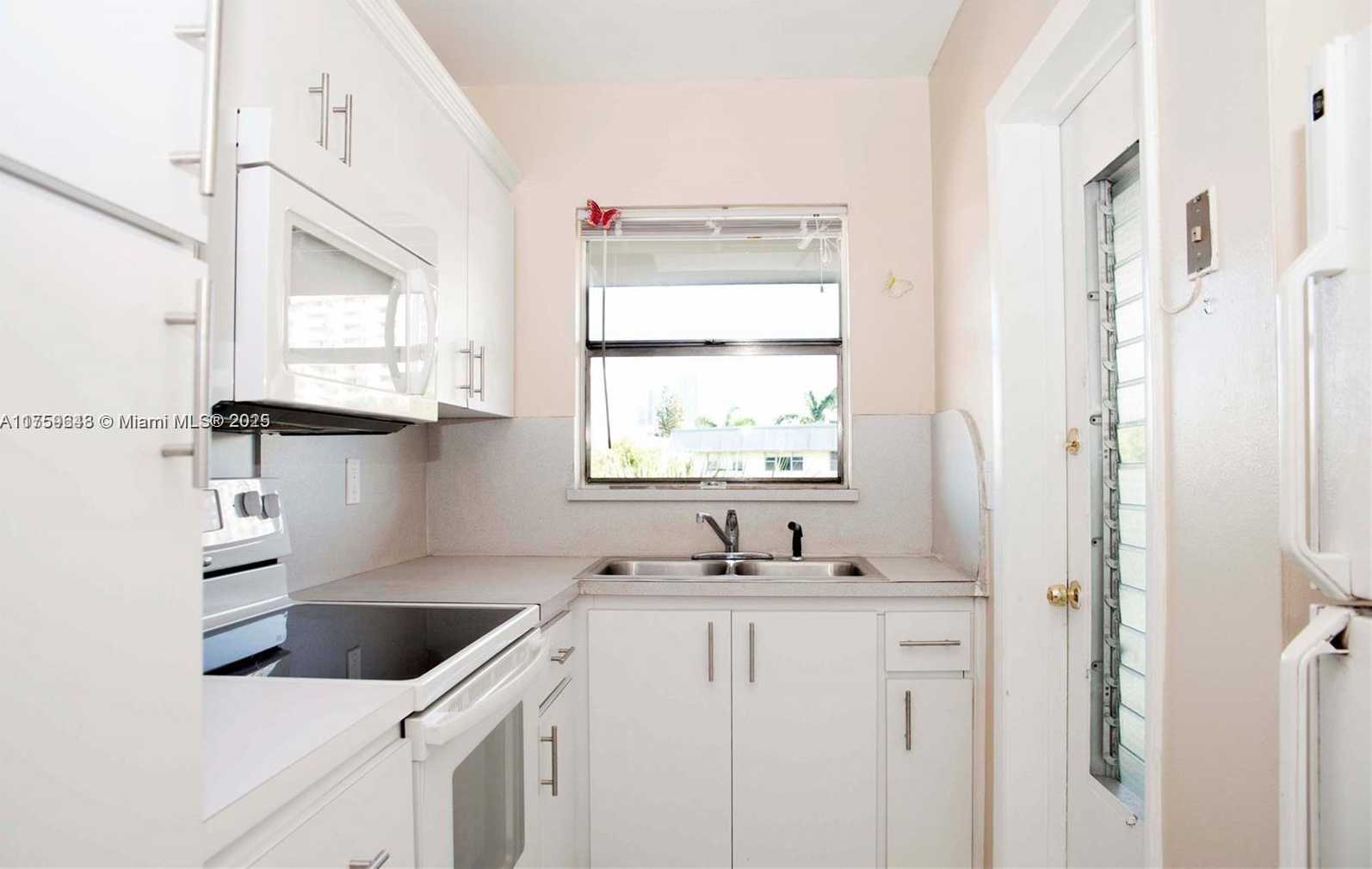 Small Image of 270 LAYNE BLVD #305, Hallandale Beach Number 3