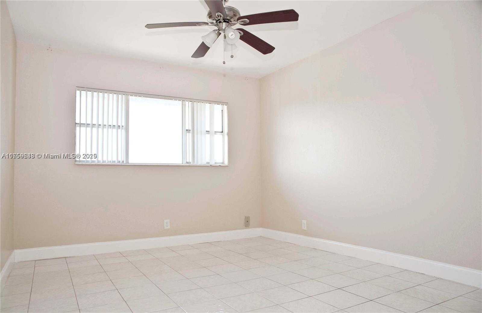 Small Image of 270 LAYNE BLVD #305, Hallandale Beach Number 7