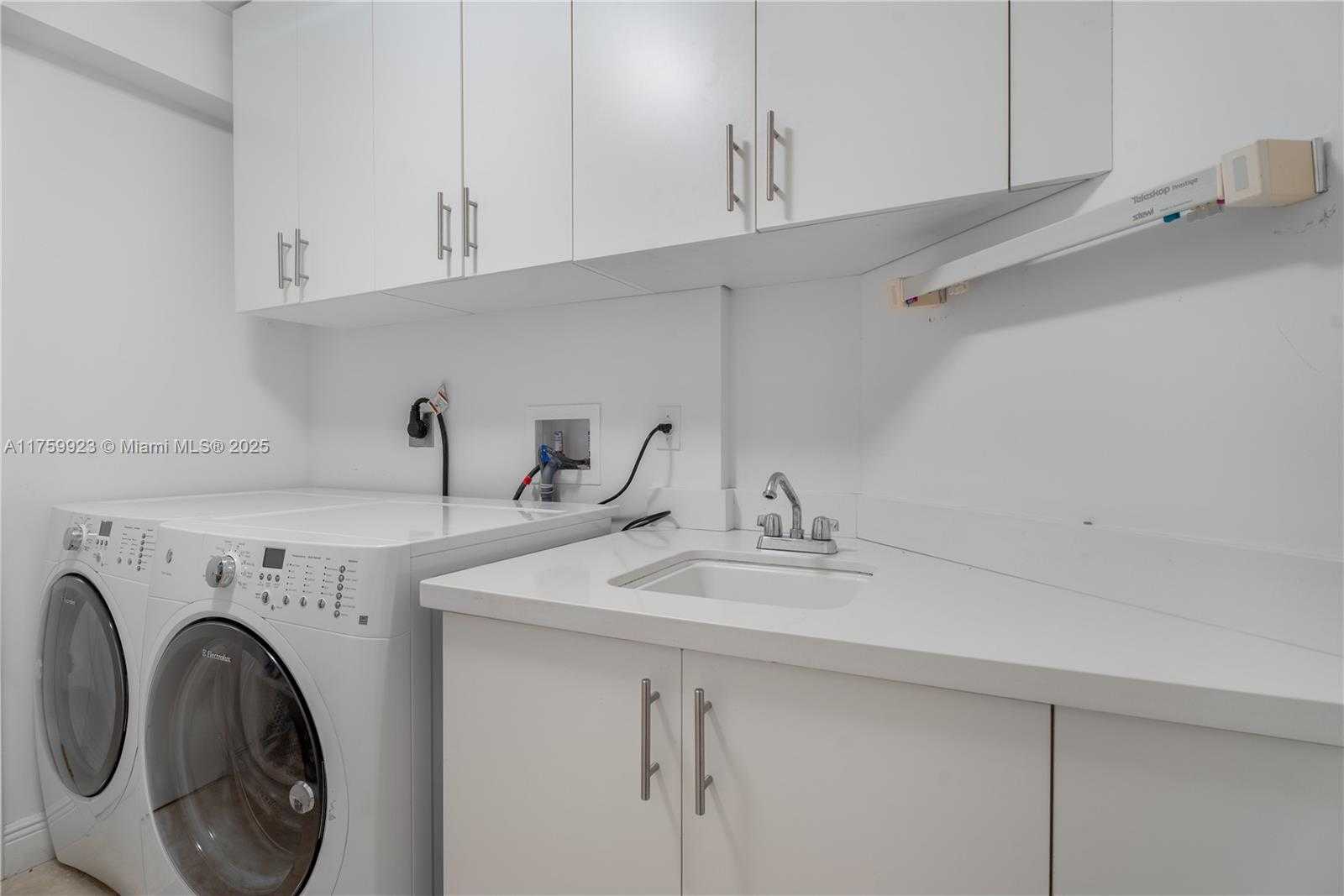 Small Image of 2600 ISLAND BLVD #1605, Aventura Number 22
