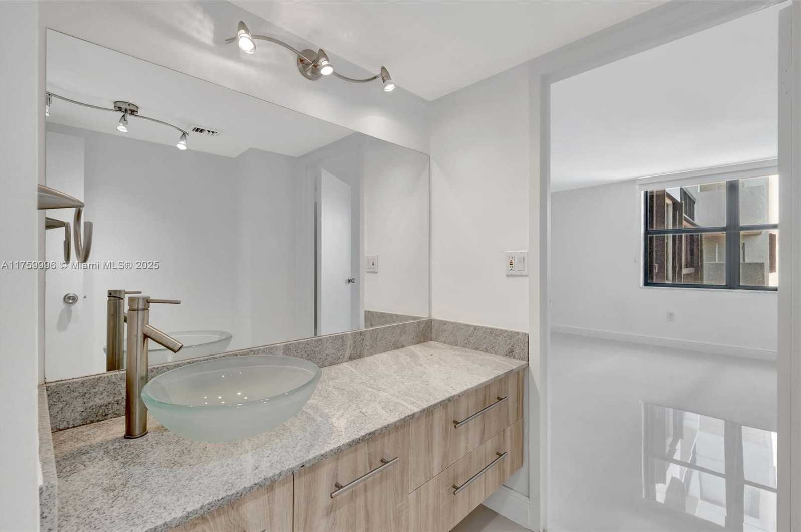 Small Image of 2333 BRICKELL AVE #305, Miami Number 27