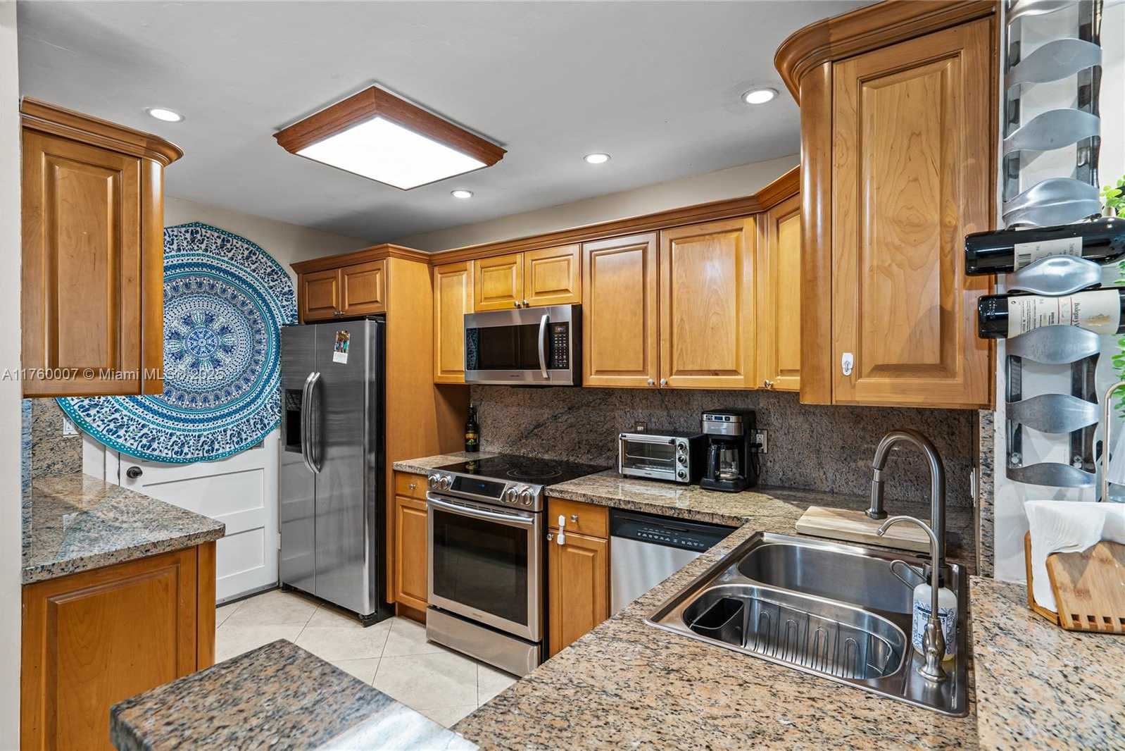 Small Image of 6815 EDGEWATER DR #104, Coral Gables Number 7