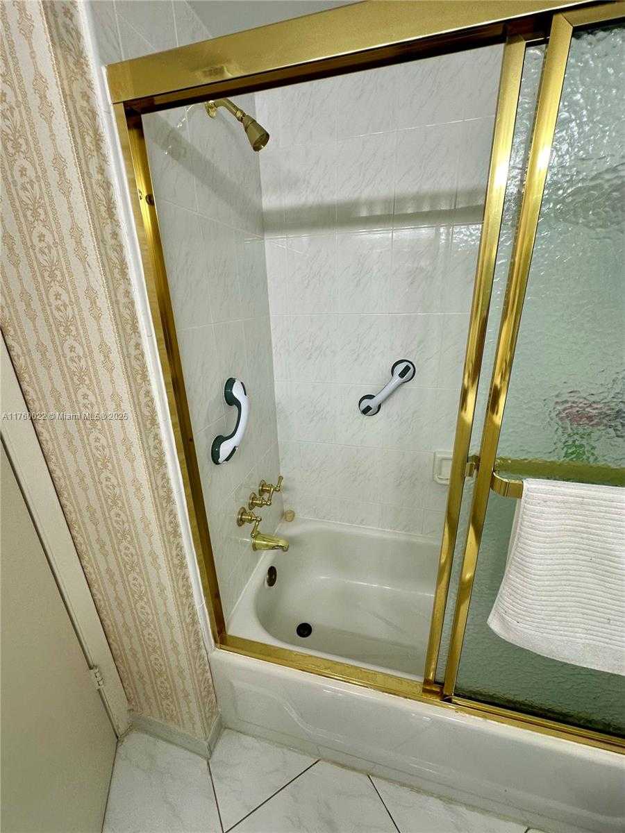 Small Image of 18071 BISCAYNE BLVD #604, Aventura Number 12