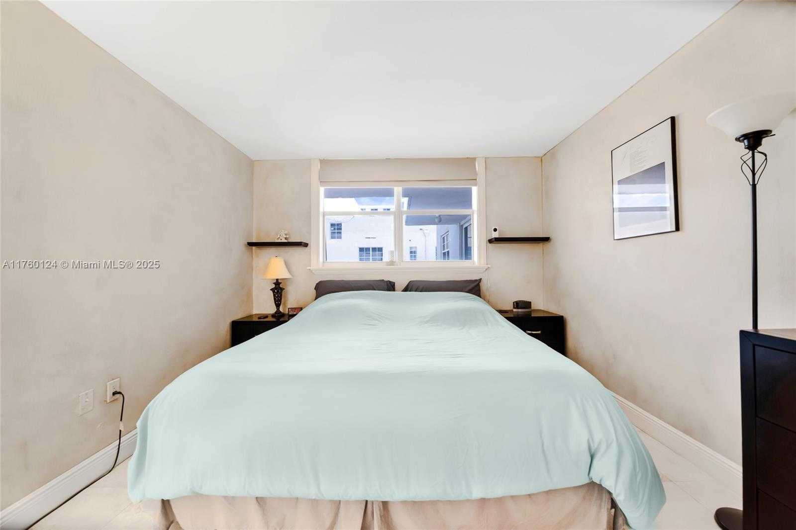 Small Image of 465 OCEAN DR #407, Miami Beach Number 12