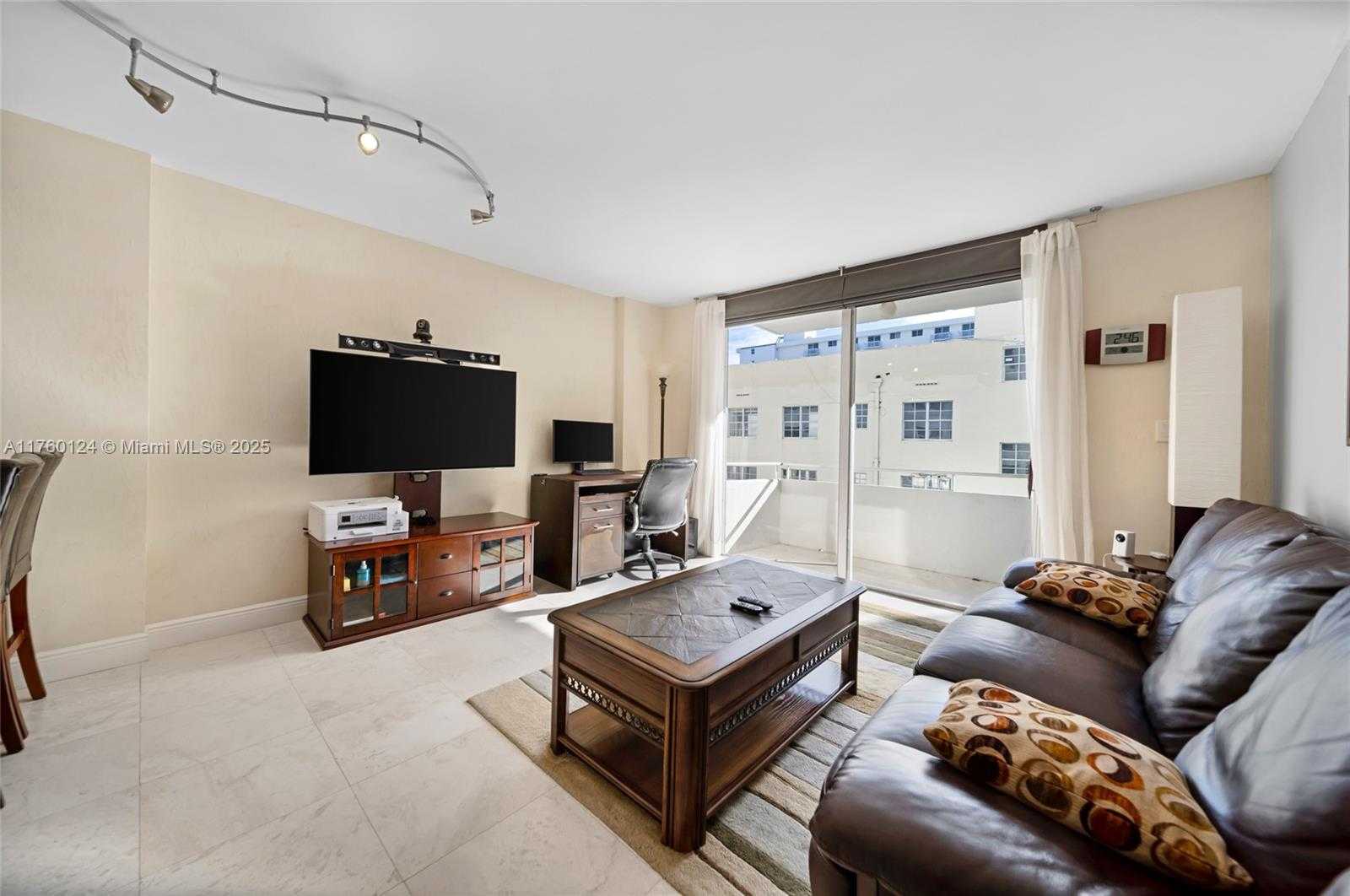 Small Image of 465 OCEAN DR #407, Miami Beach Number 4