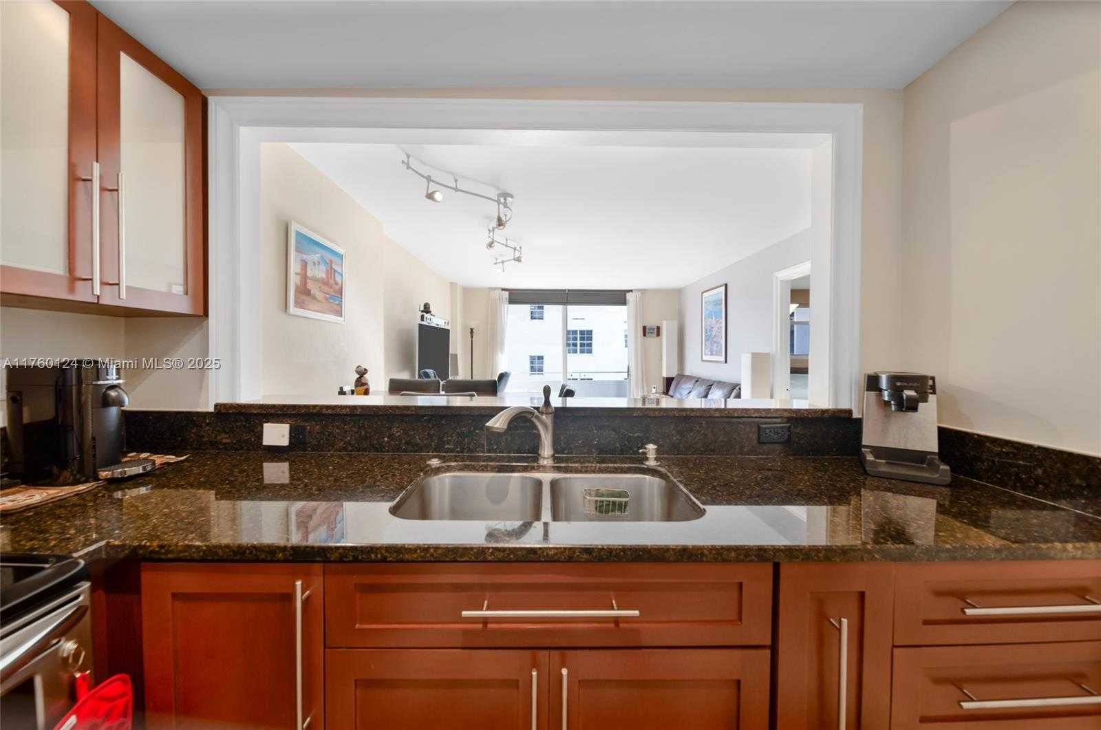 Small Image of 465 OCEAN DR #407, Miami Beach Number 9