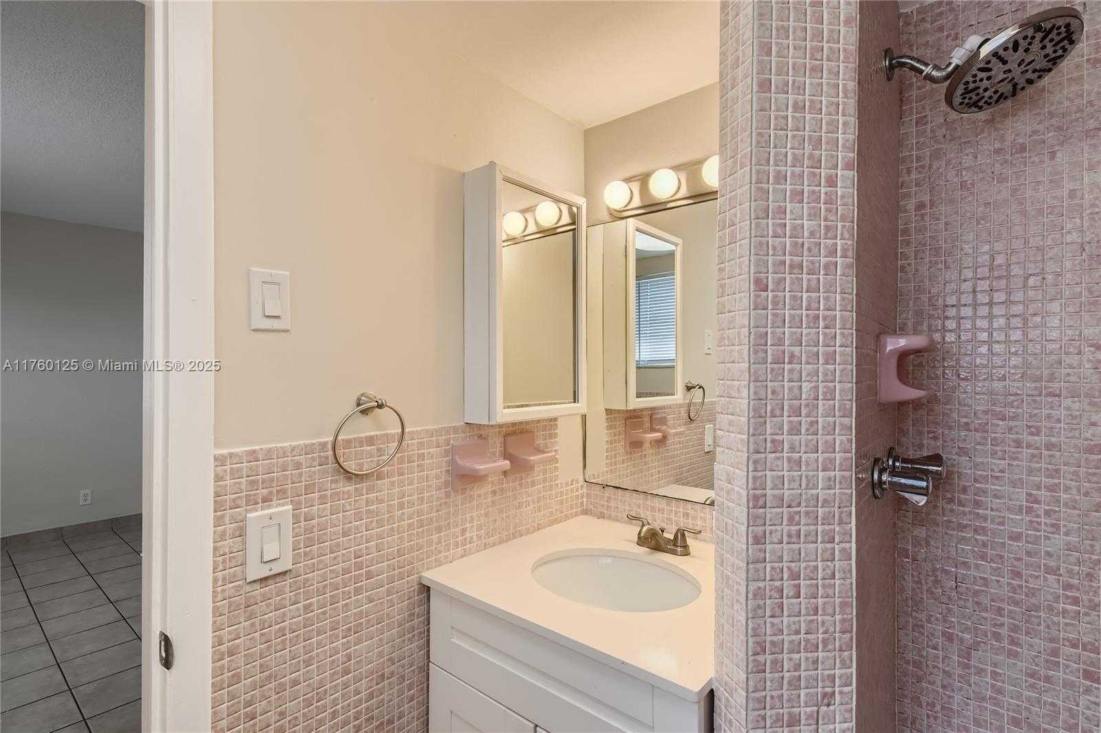 Small Image of 1855 PLUNKETT ST #406, Hollywood Number 7